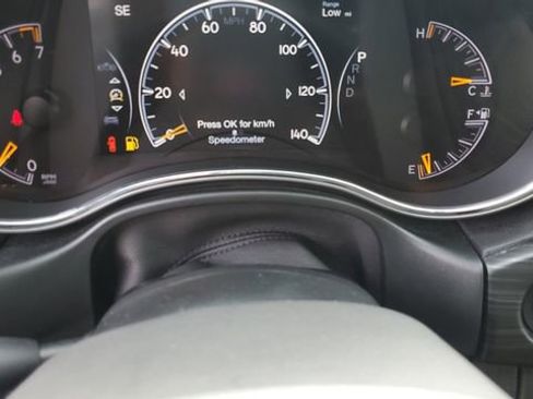 Certified 2021 Jeep Grand Cherokee Laredo image 11