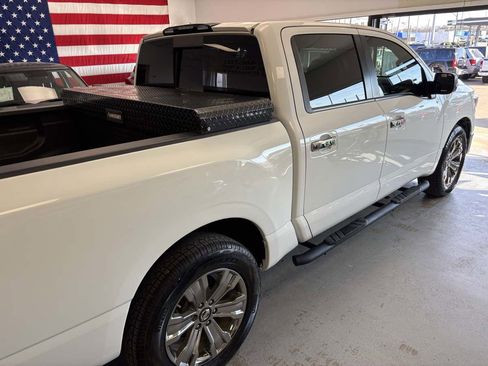 Used 2019 Nissan Titan SV w/ SV Convenience Package image 12
