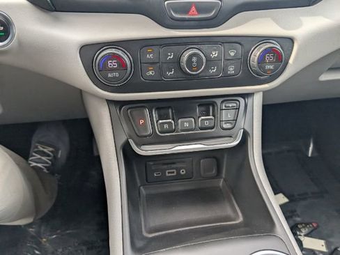 Used 2021 GMC Terrain SLT image 15