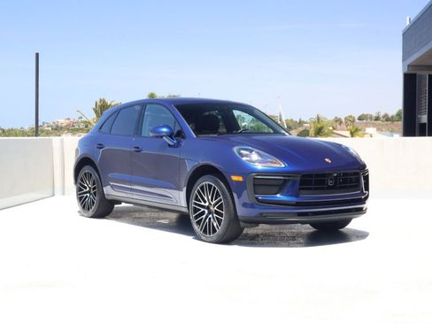 Certified 2025 Porsche Macan AWD/4WD image 6