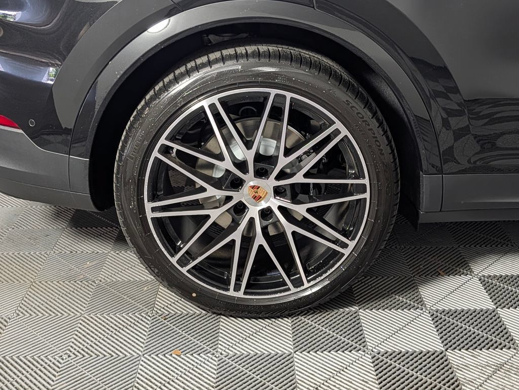 New 2026 Porsche Cayenne Coupe AWD/4WD image 13