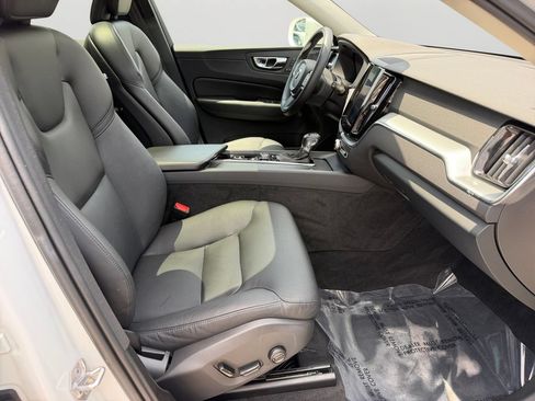 Used 2019 Volvo XC60 T5 Momentum w/ Multimedia Package AWD/4WD image 8