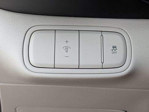 Used 2024 Hyundai Venue FWD image 16