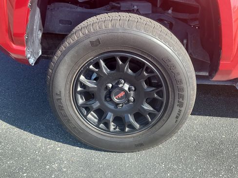 Certified 2025 Toyota Tacoma SR5 AWD/4WD image 9