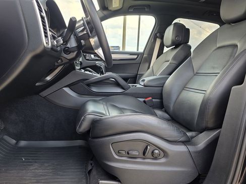 Used 2023 Porsche Cayenne Platinum Edition image 27