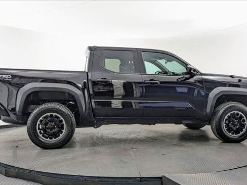 Used 2025 Toyota Tacoma TRD Off-Road AWD/4WD image 9
