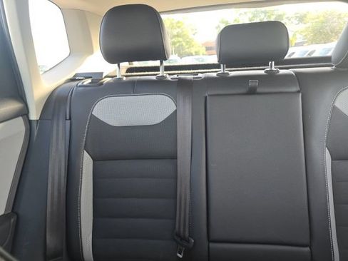 Used 2022 Volkswagen Taos SEL w/ Panoramic Sunroof Package FWD image 17