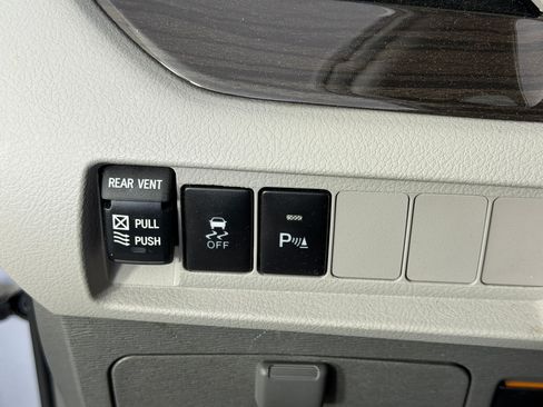 Used 2018 Toyota Sienna XLE w/ XLE Navigation Package FWD image 16