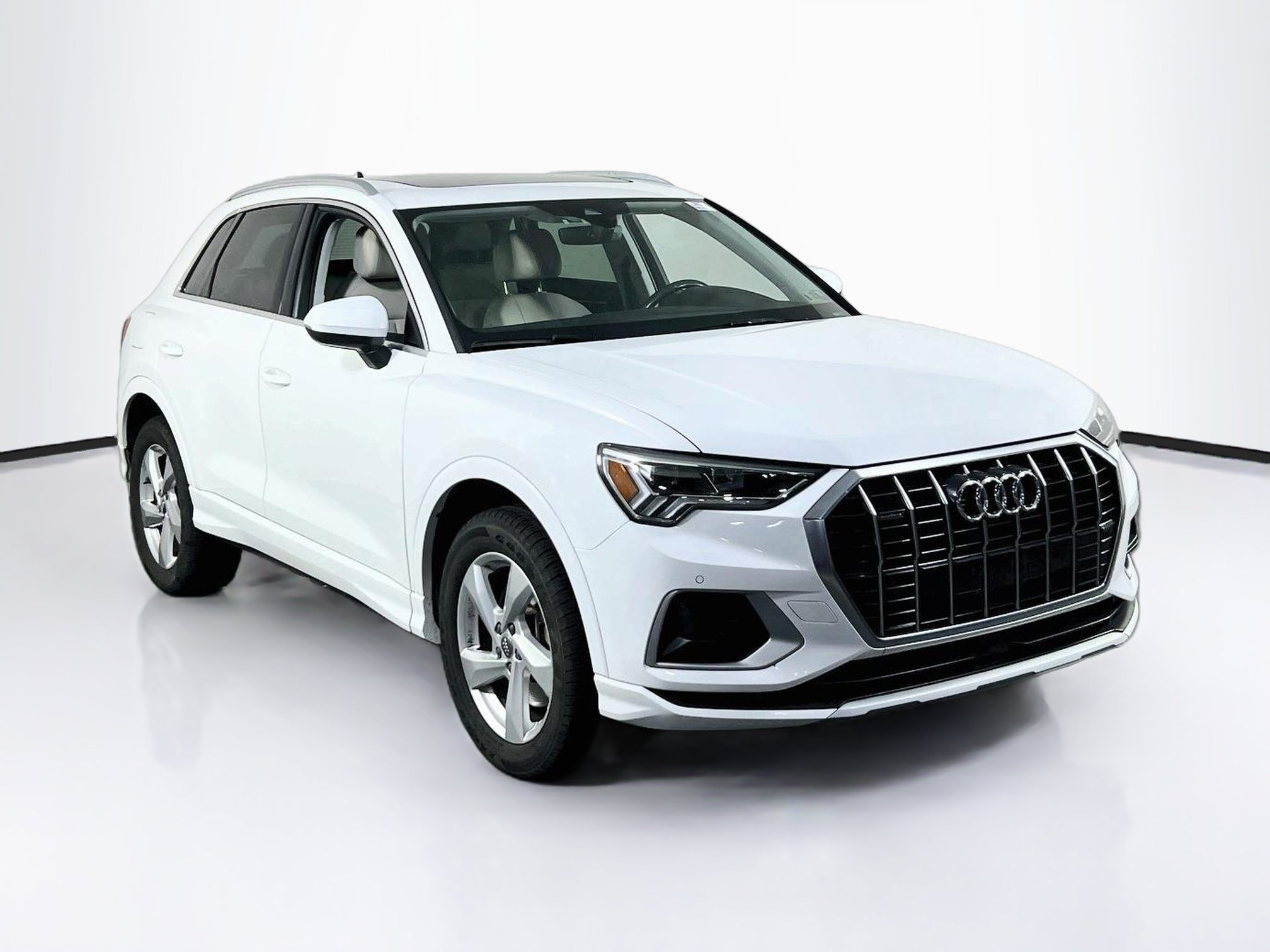 Used 2020 Audi Q3 2.0T Premium Plus w/ Premium Plus Package AWD/4WD image 3