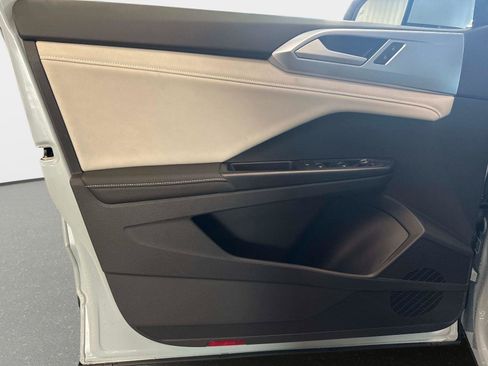 New 2025 Volkswagen Taos SE image 18