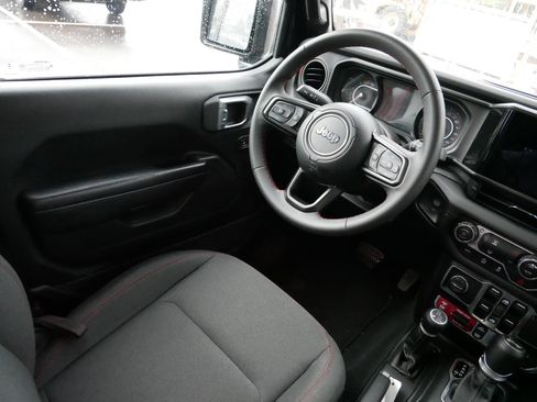 Used 2024 Jeep Wrangler Unlimited Rubicon image 9