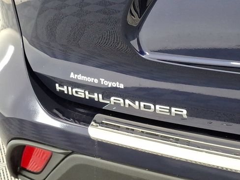 Used 2022 Toyota Highlander LE AWD/4WD image 23