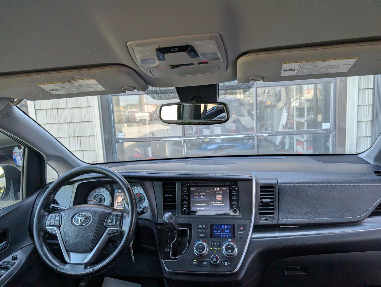 Used 2018 Toyota Sienna SE FWD image 17