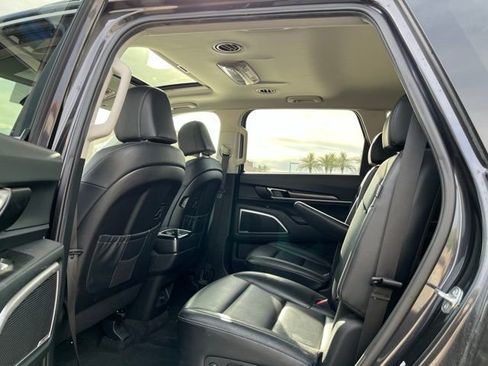 Used 2025 Kia Telluride S image 12