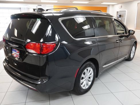Used 2019 Chrysler Pacifica Touring-L FWD image 12