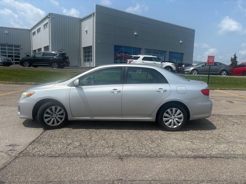 Used 2013 Toyota Corolla LE FWD image 2