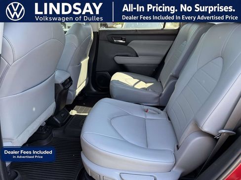 Used 2022 Toyota Highlander XLE FWD image 16