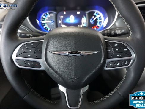 Used 2023 Chrysler Pacifica Touring-L FWD image 39