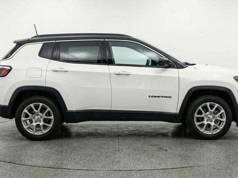 Used 2025 Jeep Compass Limited image 11