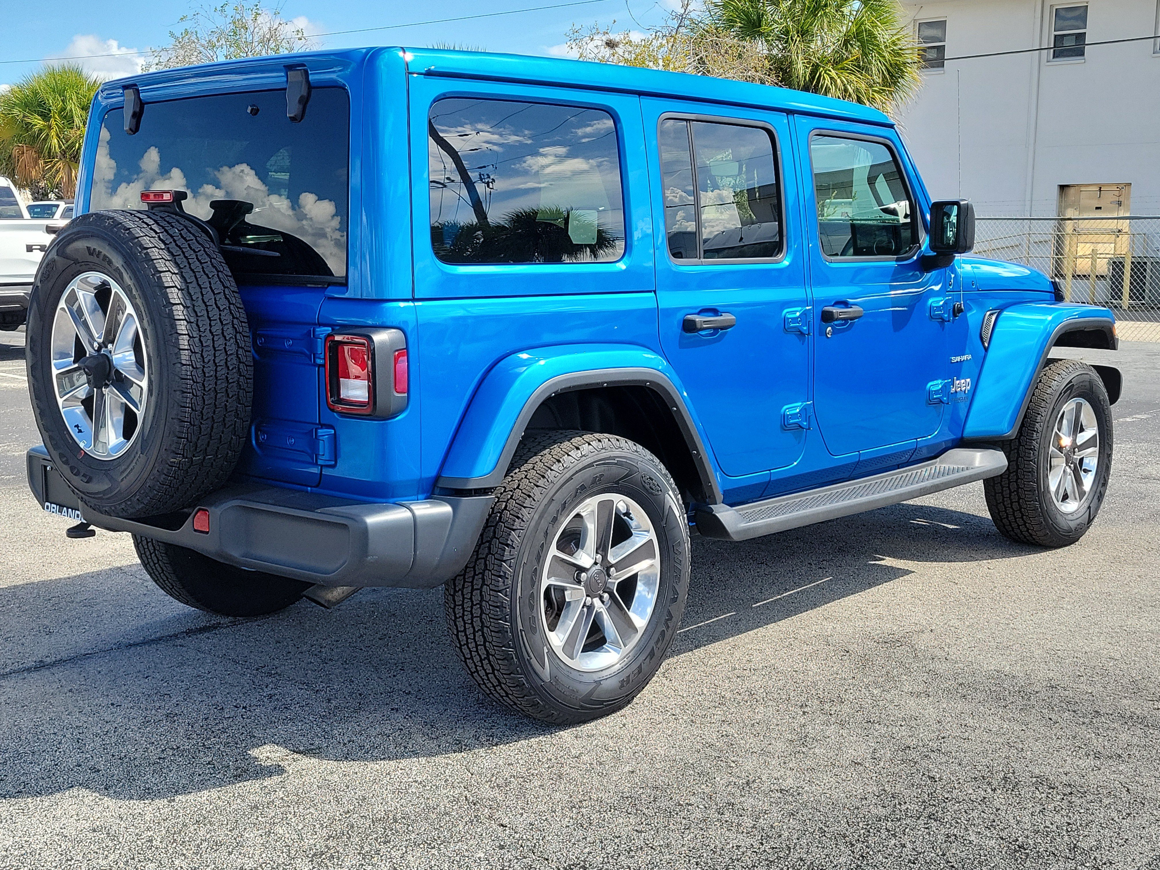 Used 2022 Jeep Wrangler Unlimited Sahara w/ Cold Weather Group AWD/4WD image 7