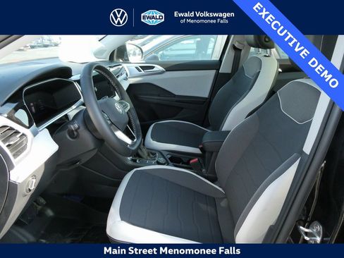 Certified 2025 Volkswagen Taos SE image 29