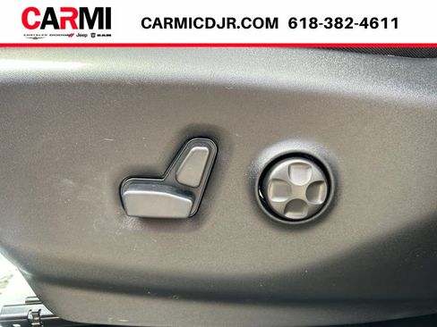 New 2027 Chrysler Pacifica Select FWD image 8