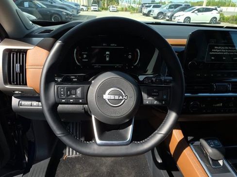 Used 2025 Nissan Pathfinder Platinum w/ Cargo Package image 16