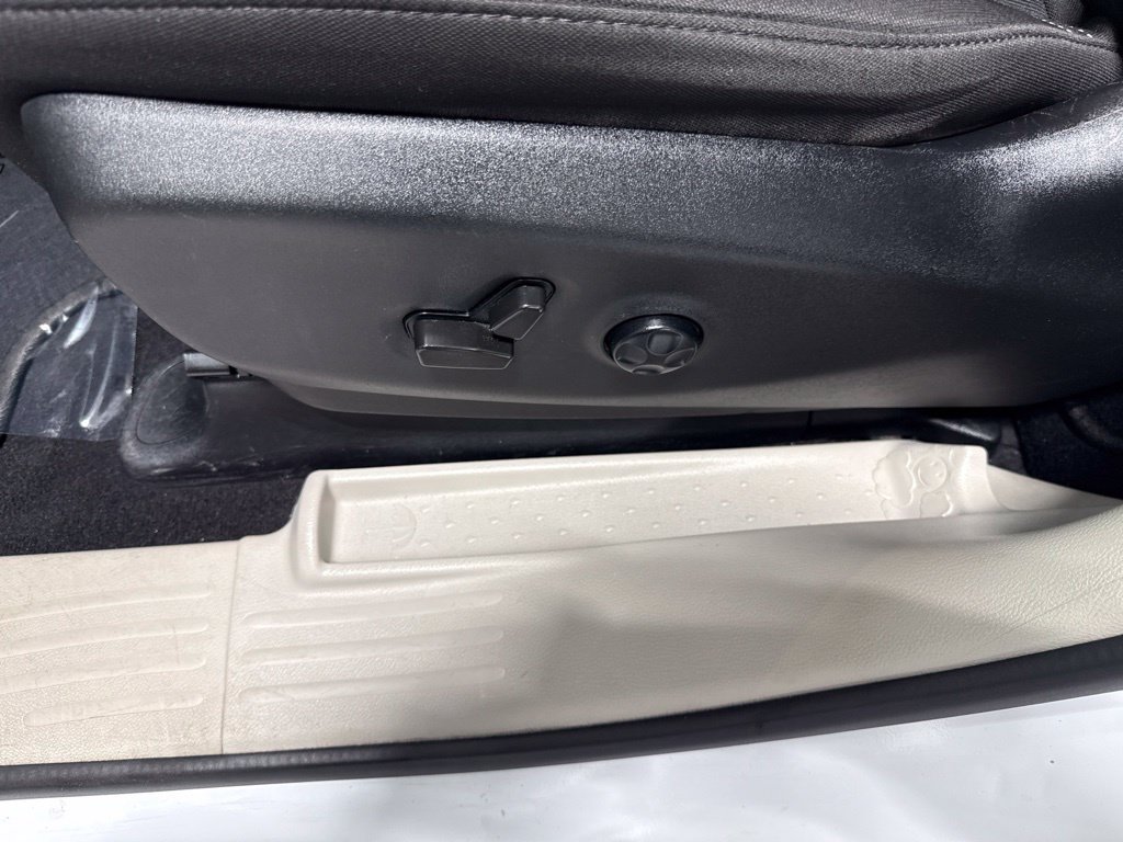 Used 2022 Chrysler Voyager LX FWD image 20