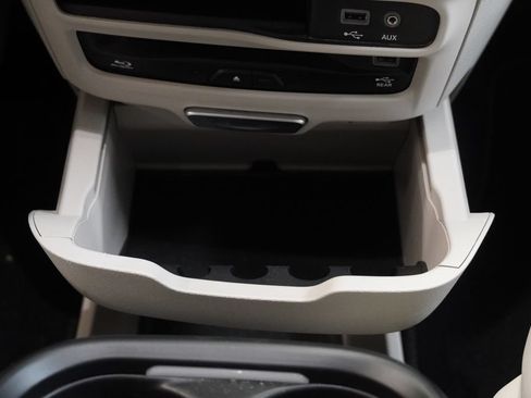 Used 2018 Chrysler Pacifica Limited w/ Advanced Safetytec Group FWD image 24
