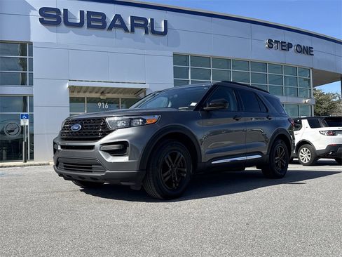 Used 2024 Ford Explorer XLT image 2