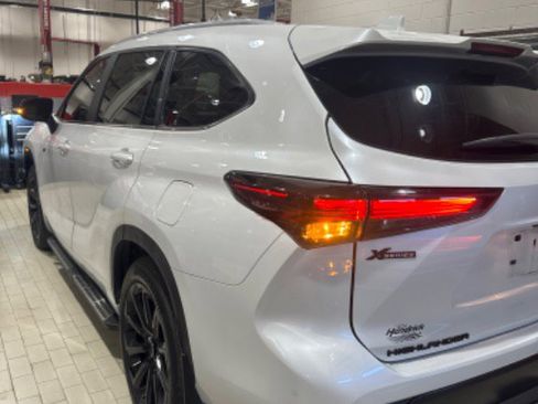 Used 2024 Toyota Highlander XLE image 7