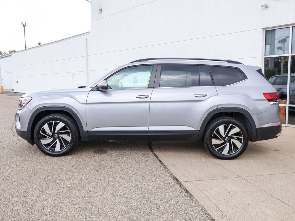 Used 2024 Volkswagen Atlas SE w/ Panoramic Sunroof Package AWD/4WD image 2