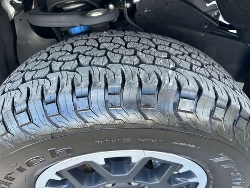 Used 2025 Toyota Tacoma TRD Off-Road w/ TRD Off Road Premium Package AWD/4WD image 13