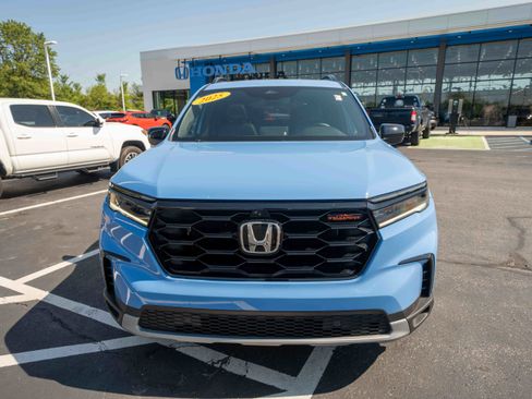 Used 2025 Honda Pilot TrailSport image 2