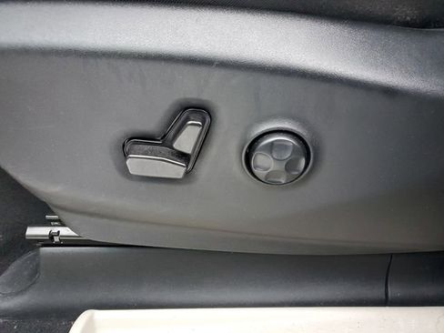 Certified 2024 Chrysler Pacifica Touring-L image 22