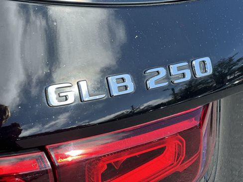 Used 2022 Mercedes-Benz GLB 250 4MATIC image 11