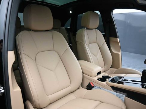 Certified 2025 Porsche Macan AWD/4WD image 23