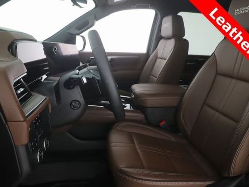 Used 2025 Chevrolet Suburban High Country image 16