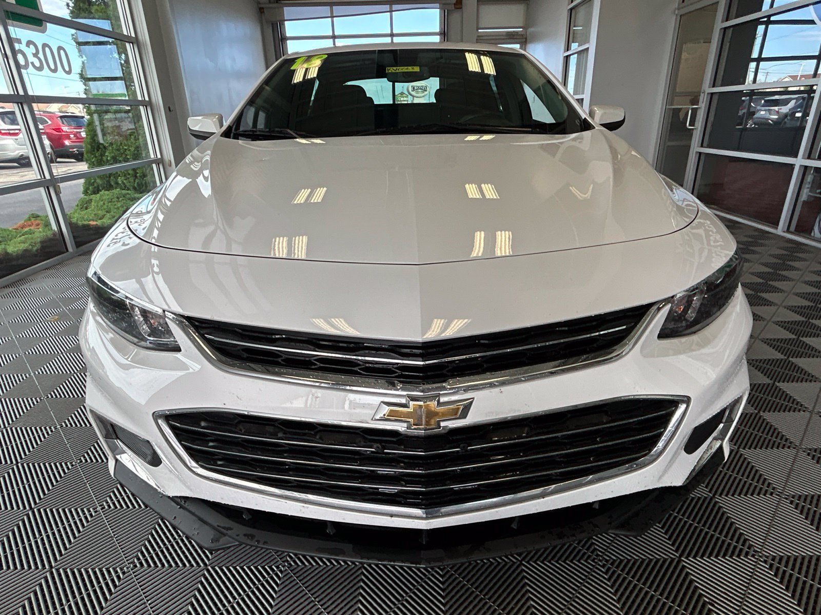Used 2018 Chevrolet Malibu LT FWD image 2