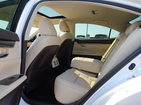 Used 2016 Lexus ES 350 w/ Luxury Package w/Wood Trim FWD image 13