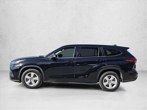 Used 2021 Toyota Highlander LE image 3