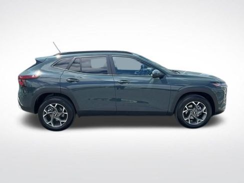 Used 2025 Chevrolet Trax LT w/ Driver Confidence Package FWD image 16