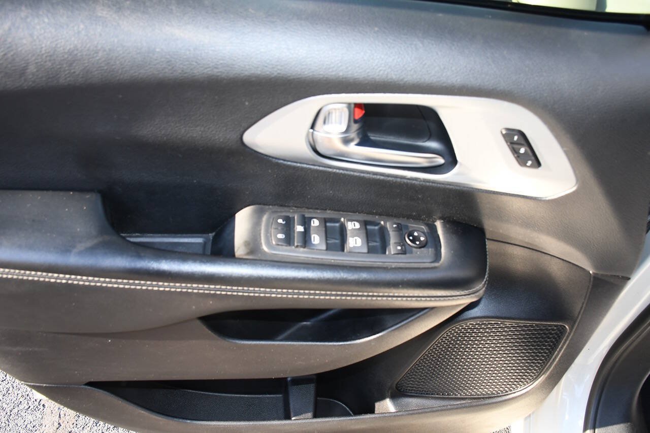 Used 2020 Chrysler Pacifica Touring-L w/ S Appearance Package FWD image 15