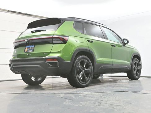 Certified 2025 Volkswagen Taos SE image 32