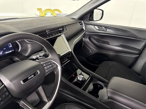 New 2025 Jeep Grand Cherokee L Altitude image 27