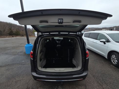 Used 2023 Chrysler Pacifica Touring-L image 14