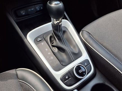 Used 2025 Hyundai Venue Limited FWD image 18