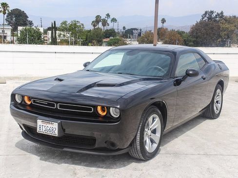 Used 2019 Dodge Challenger SXT RWD image 3