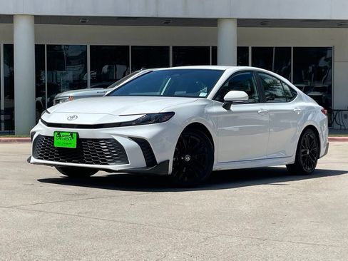 Used 2025 Toyota Camry SE FWD image 2