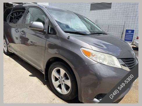 Used 2012 Toyota Sienna LE w/ Towing Pkg FWD image 1
